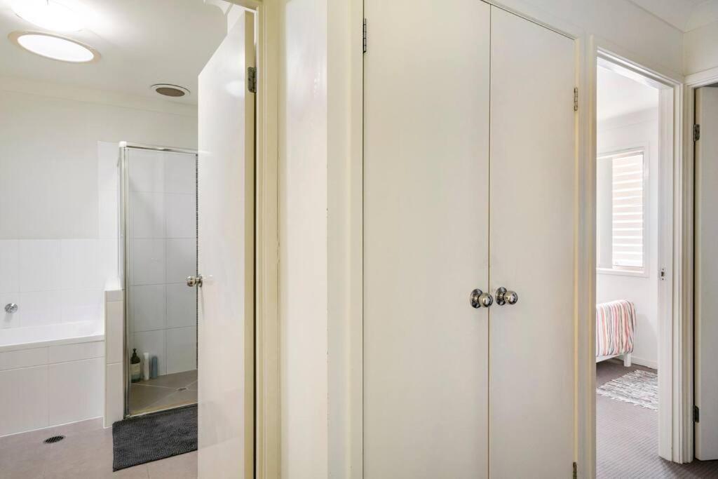 Room With Separate Bath In Shared Homestay Redcliffe Exterior photo