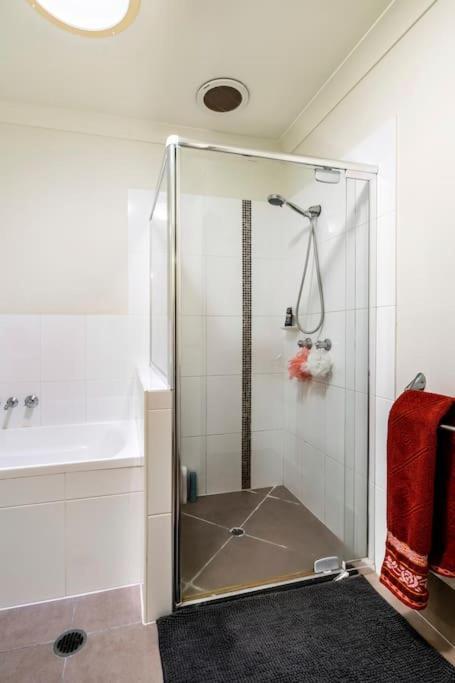 Room With Separate Bath In Shared Homestay Redcliffe Exterior photo