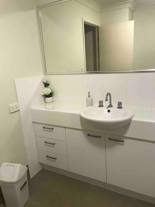 Room With Separate Bath In Shared Homestay Redcliffe Exterior photo